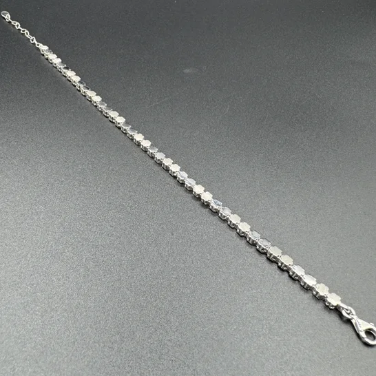 Işıltılı Çiçek Motifli Gümüş Bileklik