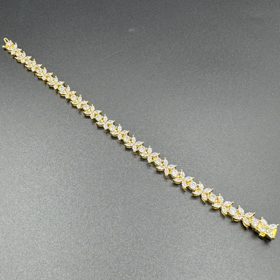 Zirkon Taşlı Çiçek Desenli Gold Bileklik